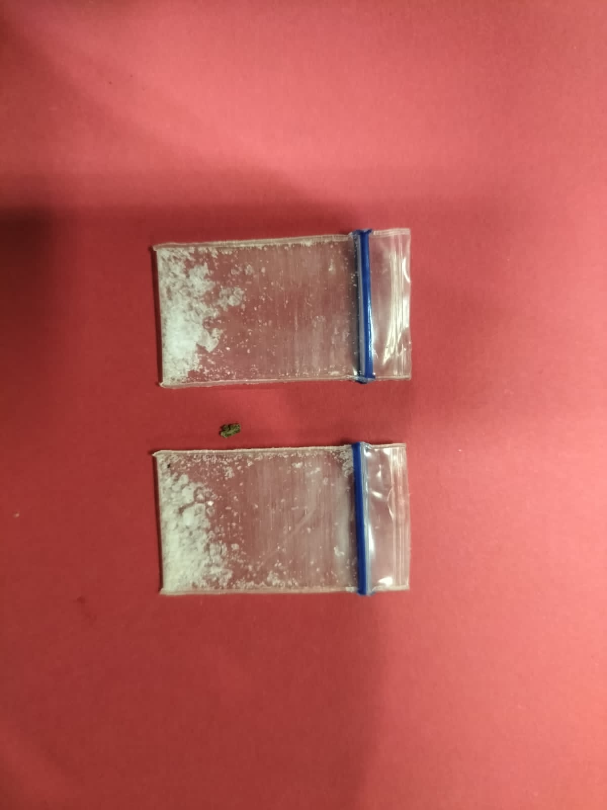 Dua Paket yang diduga sabu diamankan Polisi saat penggerebekan