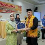 Sekda Sigi Dra. Nuim Hayat menyerahkan Penghargaan Kepada Dinas Sosial dan Rumah Sakit Torabelo, Sebagai Unit Penyelenggara Pelayanan Publik Dengan Kategori Baik.