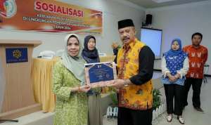 Sekda Sigi Dra. Nuim Hayat menyerahkan Penghargaan Kepada Dinas Sosial dan Rumah Sakit Torabelo, Sebagai Unit Penyelenggara Pelayanan Publik Dengan Kategori Baik.