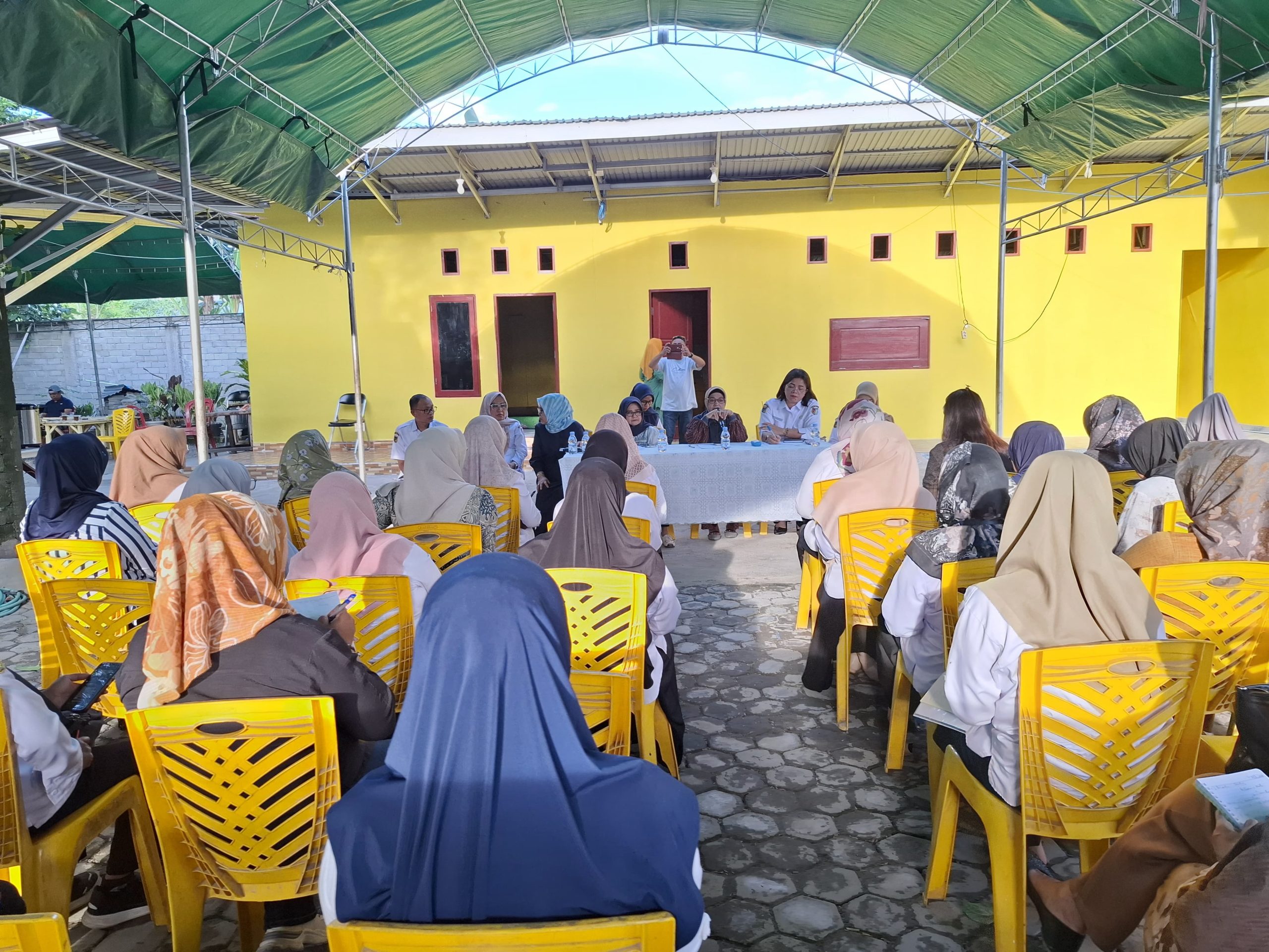 Rapat persiapan pengukuhan Pengurus Tim Penggerak Pemberdayaan dan Kesejahteraan Keluarga (TP PKK) Kabupaten Sigi periode 2025-2030 digelar di kediaman Bupati Sigi, Desa Kota Pulu, Kecamatan Dolo, Rabu sore, (23/4/2025).
