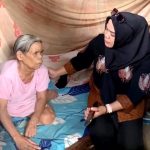 Anggota DPRD Kabupaten Sigi Irma Haflianti Yangka, saat mengunjungi ibu Buliti Tate, lansia di desa Pelempea, Pipikoro (foto:Istimewa)