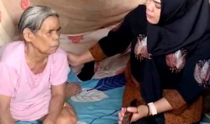 Anggota DPRD Kabupaten Sigi Irma Haflianti Yangka, saat mengunjungi ibu Buliti Tate, lansia di desa Pelempea, Pipikoro (foto:Istimewa)